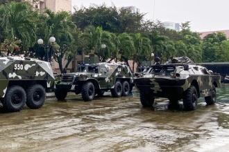 Quân đội huy động xe thiết giáp sẵn sàng ứng phó bão Noru